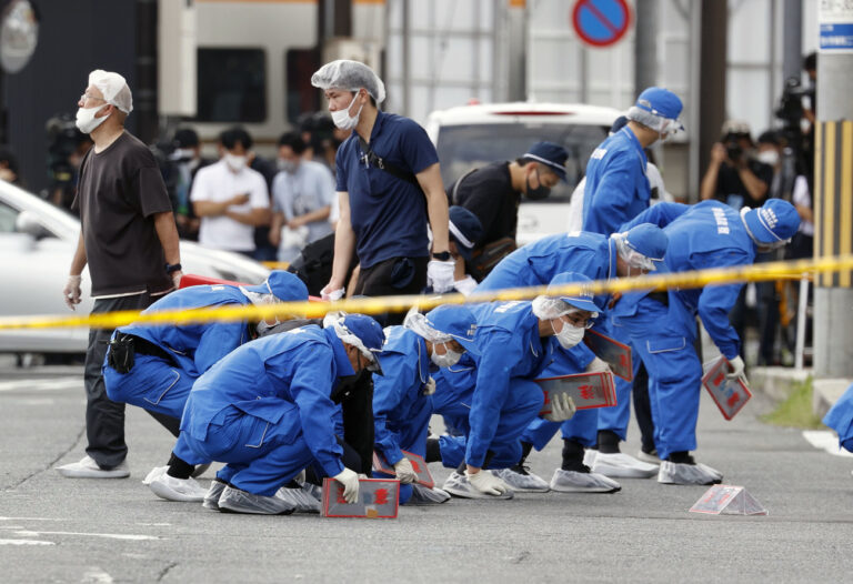 Police inspect the site where Japanese former Prime Minister Shinzo Abe was fatally shot in Nara, western Japan, July 8, 2022. Many people mourned the death of Abe at the site where he was gunned down during a campaign speech a week ago Friday, shocking a nation known for its low crime rate and strict gun control. (Kyodo News via AP) (KEYSTONE/AP Kyodo News/KYODO)