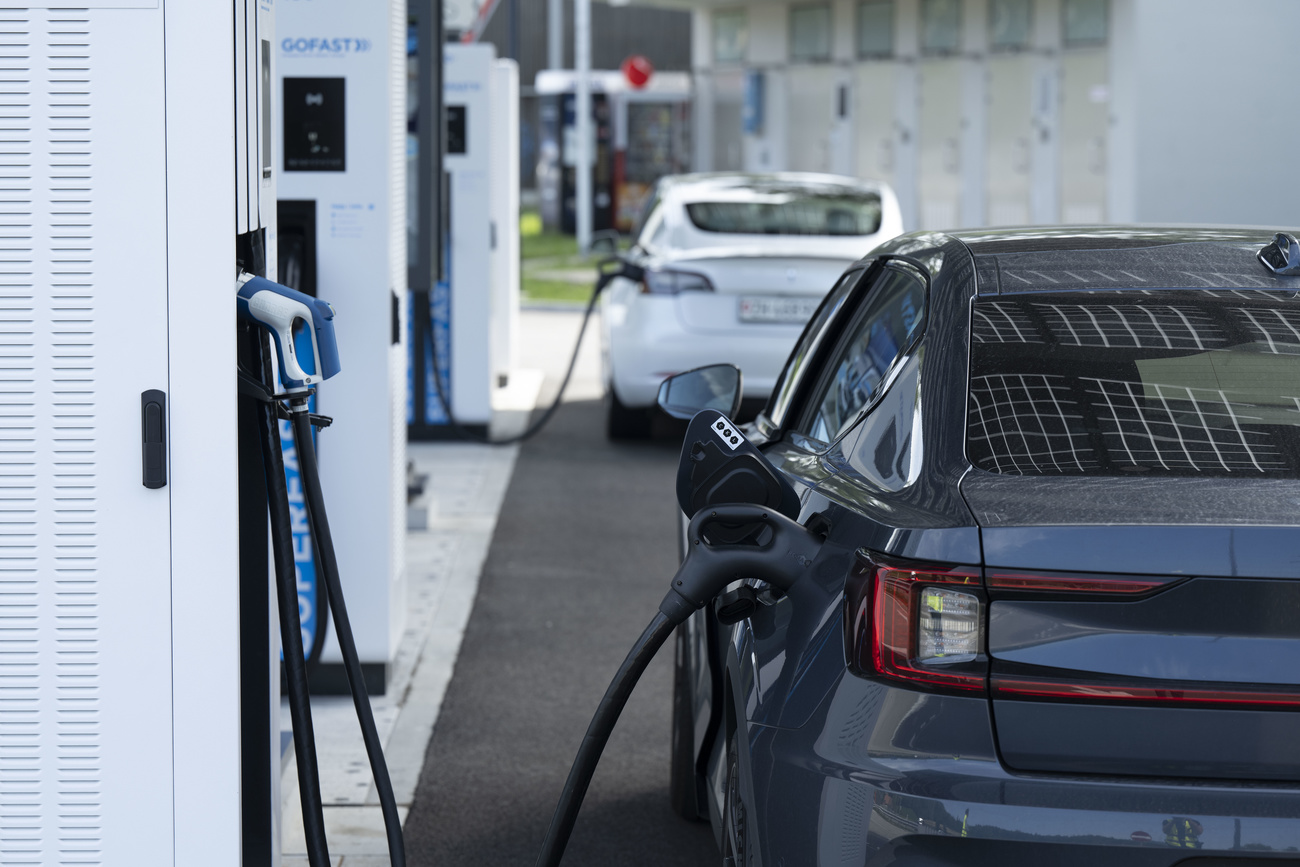 Verbraucher für Verbrenner: Seit Elektroautos nicht mehr subventioniert  werden, sinkt die Zahl der Neuzulassungen