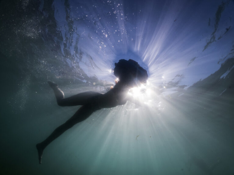 Eine Frau schwimmt in der Aare, am Mittwoch, 3. August 2022, in Bern. Seit Beginn des Sommers wird die Schweiz von starken Hitzewellen und Duerreperioden heimgesucht. (KEYSTONE/Anthony Anex)
