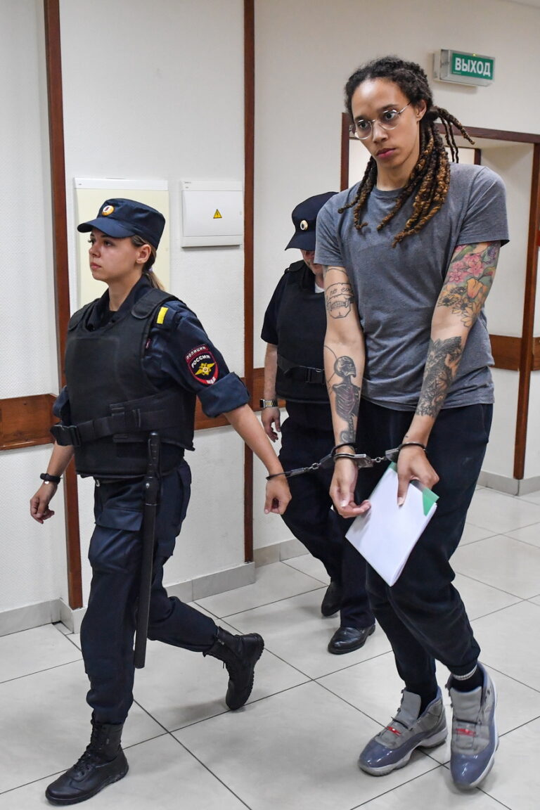 MOSCOW REGION, RUSSIA - AUGUST 4, 2022: US Olympic basketball champion Brittney Griner (R) is escorted for the verdict announcement at the Khimki Municipal Court in the town of Khimki, northeast of Moscow. Griner has been found guilty of smuggling and possession of drugs and sentenced to nine years in prison. Mikhail Voskresensky/POOL/TASS (KEYSTONE/TASS/Mikhail Voskresensky)