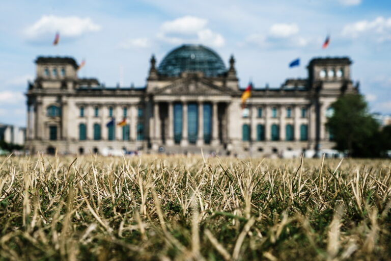 epa10105955 The grass in front of the Reichstag building, the seat of the German Parliament Bundestag, is dried out during hot temperatures, at Lustgarten park in Berlin, Germany, 04 August 2022. The German Weather Service (DWD) expects the heat wave to peak in the coming days, highs between 34 and 38 degrees Celsius are predicted in large parts of Germany. EPA/CLEMENS BILAN