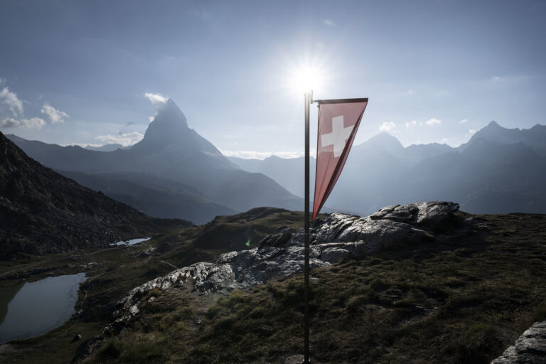 Eine Schweizer Flagge, das Matterhorn und der Riffelsee in der Abendsonne, fotografiert am Sonntag, 24. Juli 2022 in Zermatt. (KEYSTONE/Christian Beutler)