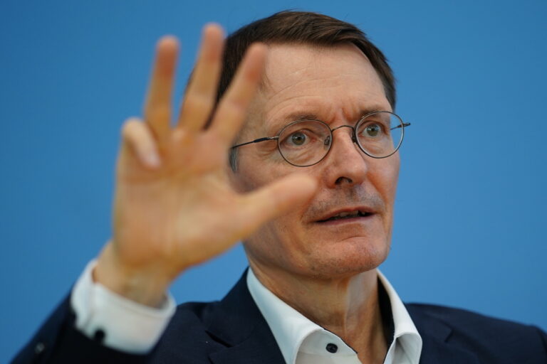 epa10116881 German Health Minister Karl Lauterbach gestures during a press conference on the COVID-19 situation at the House of the Federal Press Conference (Bundespressekonferenz) in Berlin, Germany, 12 August 2022. EPA/CLEMENS BILAN
