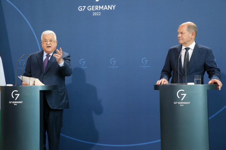16 August 2022, Berlín;: German Chancellor Olaf Scholz today sharply criticized Palestinian President Mahmoud Abbas' accusation, made at a joint appearance on Tuesday, that Israel had committed a repeated Holocaust against the Palestinians. 
