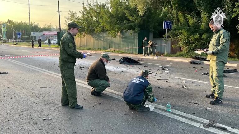 8256847 21.08.2022 In this handout video grab released by the Russian Investigative Committee, investigators work at the site of a car blast which killed journalist Daria Dugina, the daughter of Russian political philosopher and analyst Alexander Dugin, in the Odintsovsky district of Moscow region, Russia. The investigating authorities opened a criminal case on the fact of murder. Editorial use only, no archive, no commercial use. Russian Investigative Committee (KEYSTONE/SPUTNIK/)