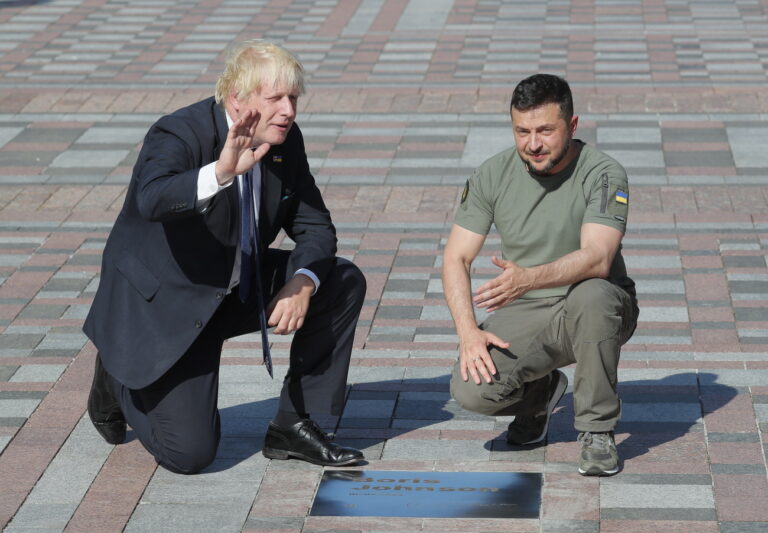 epa10136489 Ukrainian President Volodymyr Zelensky (R) and British Prime Minister Boris Johnson (L) attend the inauguration of a plate with Johnson's name on the 'Walk of the Brave', dedicated to politicians who support Ukraine amid the Russian invasion, in Kyiv, Ukraine, 24 August 2022. Johnson arrived in Kyiv to meet with top Ukrainian officials as Ukraine celebrates Independence Day amid the Russian invasion. EPA/SERGEY DOLZHENKO