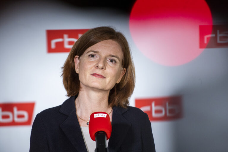 07.09.2022, Brandenburg, Potsdam: Katrin Vernau, neue Interimsintendantin beim RBB, spricht bei einer Pressekonferenz nach der RBB-Rundfunkratssitzung. Vernau wurde bei der Sitzung zur Interimschefin beim RBB gewählt. Foto: Christophe Gateau/dpa +++ dpa-Bildfunk +++ (KEYSTONE/DPA/Christophe Gateau)