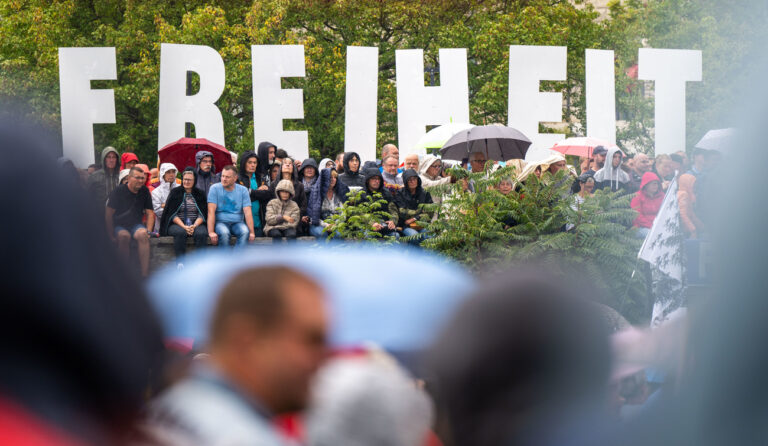 11.09.2022, Sachsen, Plauen: Teilnehmer einer Kundgebung, zu der das 