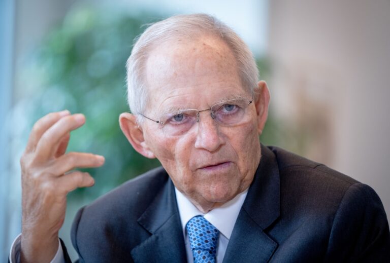 ARCHIV - 23.06.2021, Berlin: Wolfgang Schäuble (CDU), damaliger Bundestagspräsident, spricht in einem Interview mit einem Journalisten der Deutschen Presse-Agentur in seinem Büro im Bundestag. Am 18.09.2022 feiert Schäuble seinen 80. Geburtstag. (zu dpa 