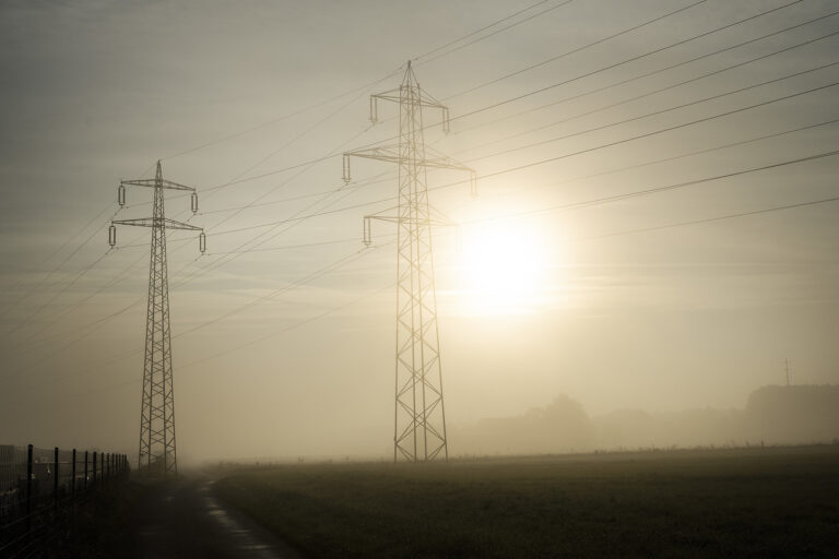 Masten einer Hochspannungsleitung des Stromnetzes am Freitag 23. September 2022 bei Niederbipp. Die Energiekrise laesst die Strompreise in Europa und in der Schweiz, steigen. (KEYSTONE/Christian Beutler)