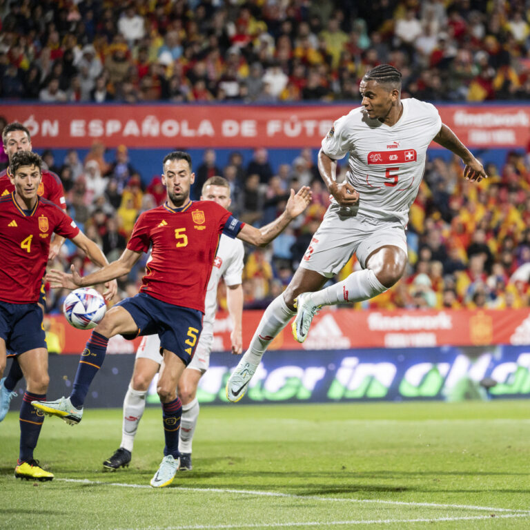 Switzerland's defender Manuel Akanji, right, gives the pass that will lead to the 2nd Swiss goal, Spain's Pau Torres and Sergio Busquets, from left, can't intervene, during the UEFA Nations League group A2 soccer match between Spain and Switzerland at the Romareda stadium in Zaragoza, Spain, Saturday, September 24, 2022. (KEYSTONE/Jean-Christophe Bott)