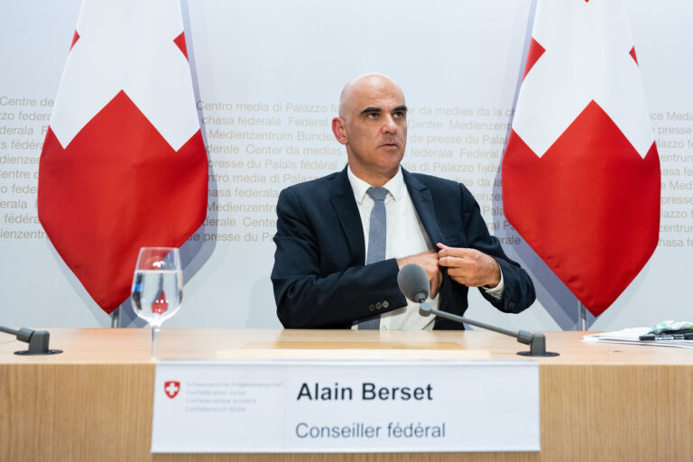Bundesrat Alain Berset gibt an einer Medienkonferenz die Erhoehung der Krankenkassenpraemien für das Jahr 2023 bekannt, am Dienstag, 27. September 2022, in Bern. (KEYSTONE/Peter Schneider)