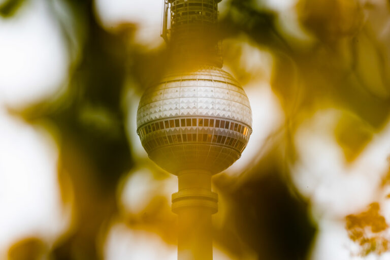 01.10.2022, Berlin: Der Berliner Fernsehturm ist hinter herbstlich gefärbtem Laub zu sehen. Foto: Christoph Soeder/dpa +++ dpa-Bildfunk +++ (KEYSTONE/DPA/Christoph Soeder)