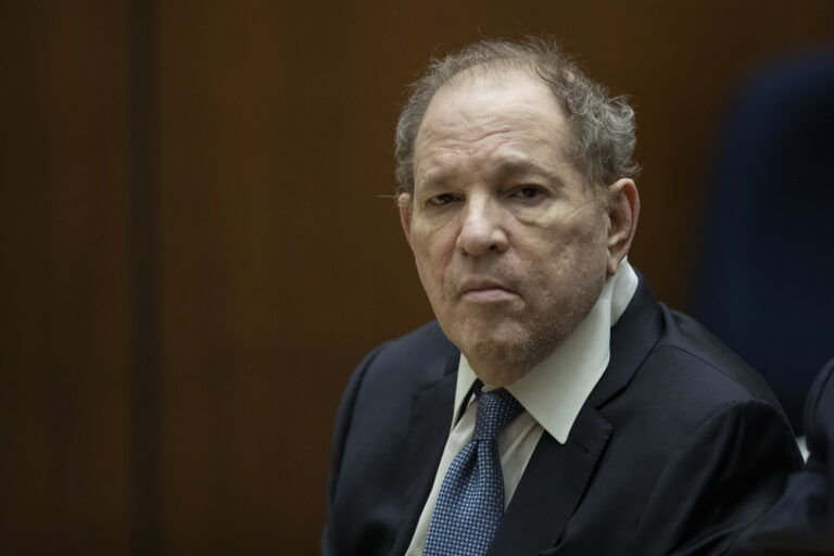 epa10223187 Former film producer Harvey Weinstein appears in court at the Clara Shortridge Foltz Criminal Justice Center in Los Angeles, California, USA, 04 October 2022. Weinstein was extradited from New York to Los Angeles to face sex-related charges. EPA/ETIENNE LAURENT