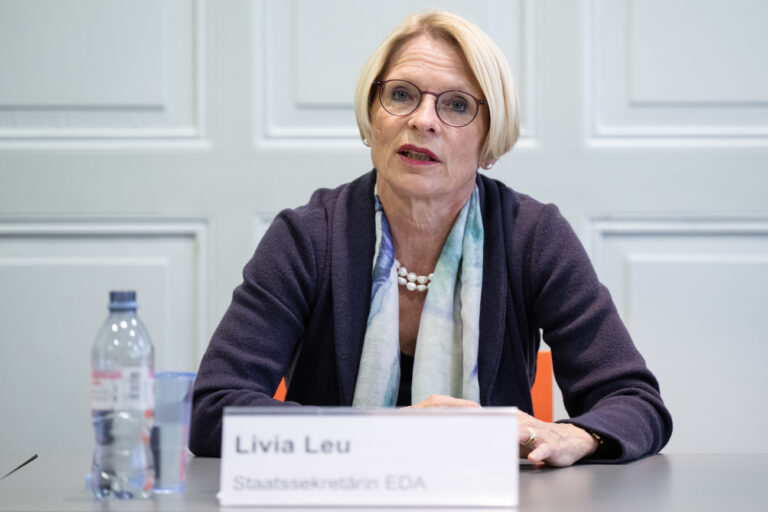 Livia Leu, Staatssekretaerin des EDA, spricht an einem Point de Presse zu den bevorstehenden 5. Sondierungsgespraechen zwischen der Schweiz und der EU in Bruessel, am Dienstag, 11. Oktober 2022, in Bern. (KEYSTONE/Peter Schneider)
