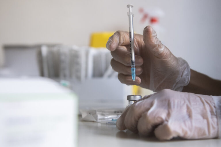 Der Impfstoff fuer die vierte Impfung gegen das Coronavirus wird vorbereitet, am Mittwoch, 12. Oktober 2022, im Impfzentrum Lugano Besso in Lugano. (KEYSTONE/Ti-Press/Samuel Golay)