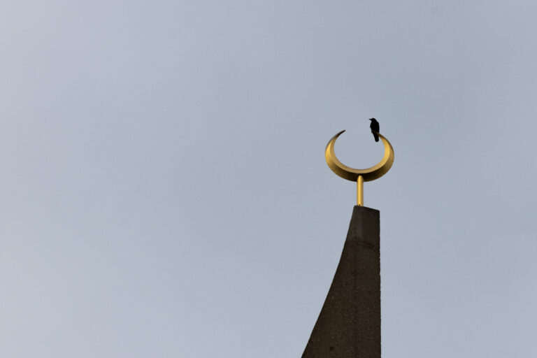 14.10.2022, Nordrhein-Westfalen, Köln: Ein Rabe sitzt auf einem Minarett der Zentralmoschee der DITIB (Türkisch-Islamische Union der Anstalt für Religion). An der Zentralmoschee ruft der Muezzin erstmals über Lautsprecher zum Gebet. Der Ruf darf maximal fünf Minuten dauern und bei den Anwohnern höchstens mit einer Lautstärke von 60 Dezibel ankommen. Foto: Rolf Vennenbernd/dpa +++ dpa-Bildfunk +++ (KEYSTONE/DPA/Rolf Vennenbernd)