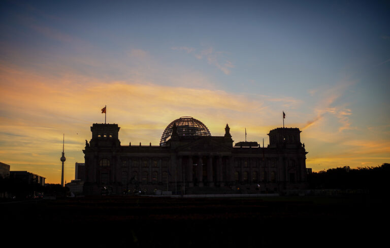 20.10.2022, Berlin: Die Sonne geht hinter dem Reichstagsgebäude auf. Themen der Sitzung im Bundestag sind die Regierungserklärung von Kanzler Scholz zum Europäischen Rat und die Energiepreispauschale für Rentner. Foto: Kay Nietfeld/dpa +++ dpa-Bildfunk +++ (KEYSTONE/DPA/Kay Nietfeld)