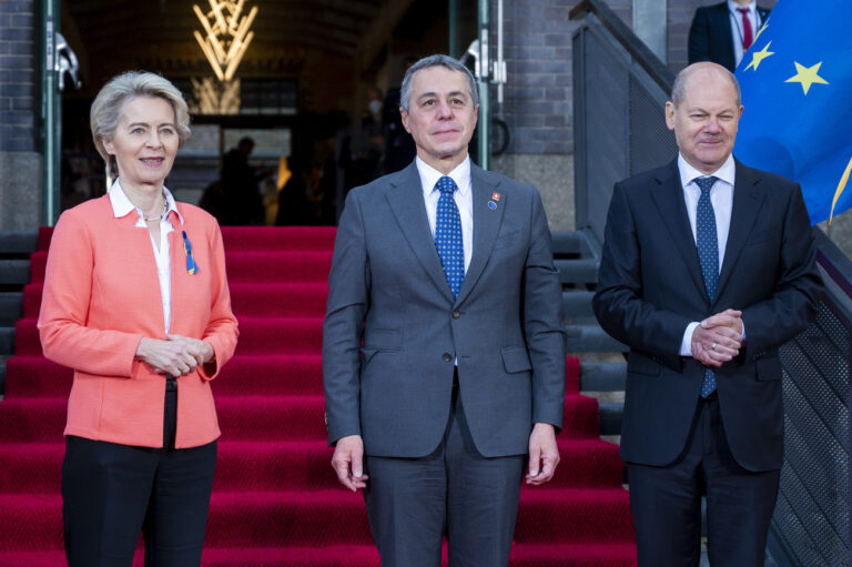 25.10.2022, Berlin: Bundeskanzler Olaf Scholz (SPD, r) und Ursula von der Leyen, Präsidentin der Europäischen Kommission, begrüßen vor dem Eingang des Westhafen Event und Convention Center Ignazio Cassis (M), Bundespräsident der Schweiz. Internationale Experten beraten am Dienstag auf Einladung des deutschen G7-Vorsitzes und der EU-Kommission über den Wiederaufbau der Ukraine. Foto: Christophe Gateau/dpa +++ dpa-Bildfunk +++ (KEYSTONE/DPA/Christophe Gateau)