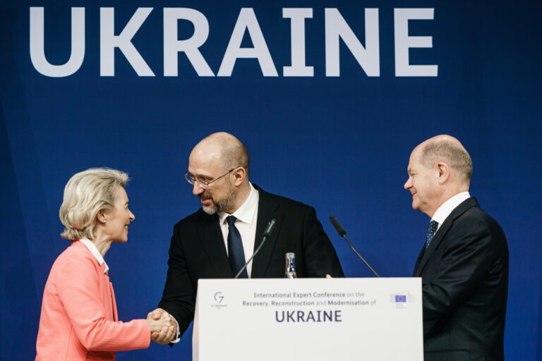 epa10264698 Ukrainian prime minister Denys Schmyhal (C) and European Commission President Ursula von der Leyen (L) shake hands next to German Chancellor Olaf Scholz at the end of a joint press conference during the International Expert Conference on the Reconstruction of Ukraine in Berlin, Germany, 25 October 2022. Russian troops on 24 February entered Ukrainian territory, starting a conflict that has provoked destruction and a humanitarian crisis. On 25 October 2022, hosted by Germany's G7 Presidency and the EU Commission, international experts meet in Berlin to discuss the recovery and reconstruction of future Ukraine. EPA/CLEMENS BILAN