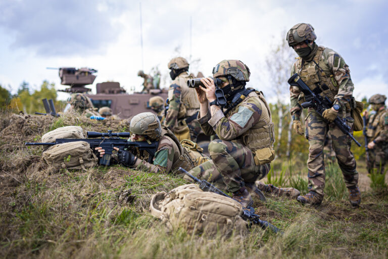 25.10.2022, Niedersachsen, Bergen: Französische Soldaten nehmen an einer Gefechtsübung der Deutsch-Französischen Brigade in der Lüneburger Heide teil. Foto: Moritz Frankenberg/dpa +++ dpa-Bildfunk +++ (KEYSTONE/DPA/Moritz Frankenberg)