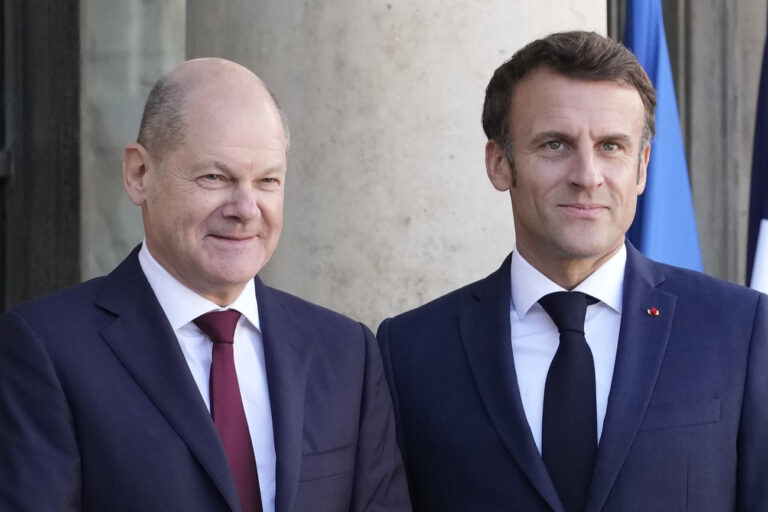 French President Emmanuel Macron, right, welcomes German Chancellor Olaf Scholz at the Elysee Palace in Paris, Wednesday, Oct. 26, 2022. French President Emmanuel Macron is scheduled to meet in Paris with German Chancellor Olaf Scholz amid divergences between the two neighbors and key European Union allies over EU strategy, defense and economic policies. (AP Photo/Christophe Ena)