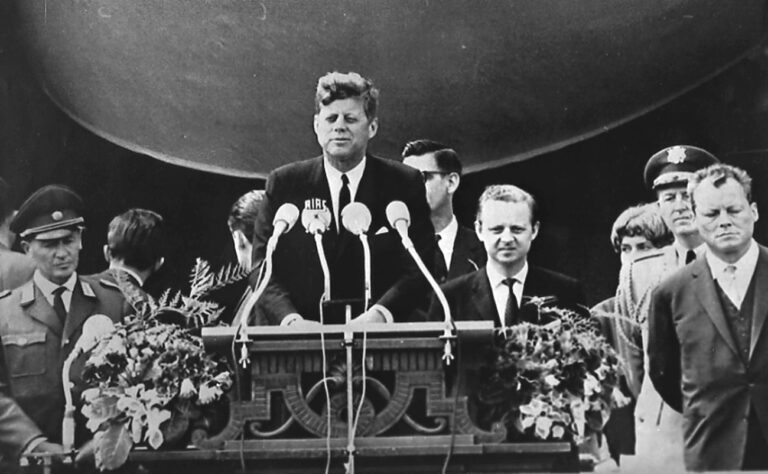 Der fruehere amerikanische Praesident John F. Kennedy haelt am 26. Juni 1963 seine beruehmten Rede mit dem Ausspruch 
