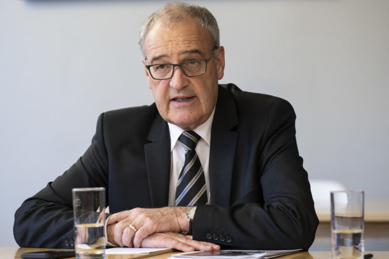 Bundesrat Guy Parmelin spricht an einer Medienkonferenz ueber das wohnen in Berggebieten, am Montag, 31. Oktober 2022, in Bern. Die von Parmelin eingesetzte Begleitgruppe Berggebiete zeigt in einem Leitfaden attraktives Wohnen in Berggebieten auf. (KEYSTONE/Peter Schneider)