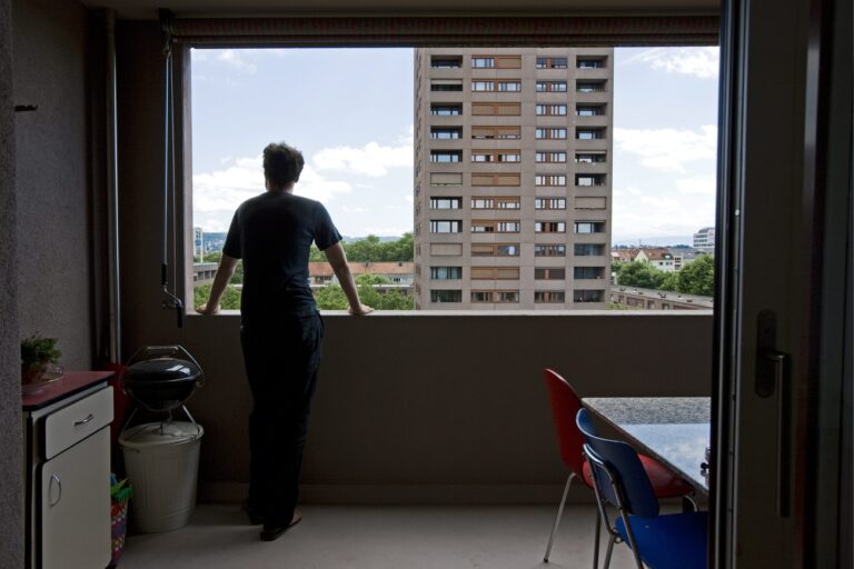 Die Wohnsiedlung Hardau der Stadt Zuerich, aufgenommen am Mittwoch, 9. Juli 2008 in Zuerich. Die Stadt Zuerich hat 1000 Wohnungen erneuert. (KEYSTONE/Alessandro Della Bella)