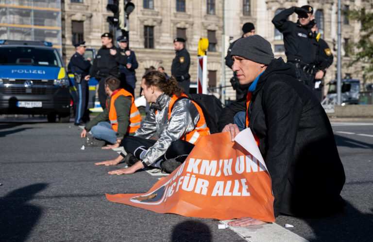 07.11.2022, Bayern, München: Klimaaktivisten haben sich am Karlsplatz in der Innenstadt auf die Fahrbahn geklebt und blockieren die Straße. Foto: Sven Hoppe/dpa +++ dpa-Bildfunk +++ (KEYSTONE/DPA/Sven Hoppe)