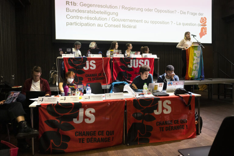 Delegierte der JUSO diskutieren die Frage der Bundesratsbeteiligung waehrend der Delegiertenversammlung der JUSO, am Samstag, 19. November 2022, in Basel. (KEYSTONE/Peter Klaunzer)