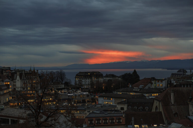 Un couche de soleil et la ville de Lausanne sont photographies depuis la place de la Cathedrale, ce mardi 20 decembre 2022 a Lausanne. (KEYSTONE/Salvatore Di Nolfi)