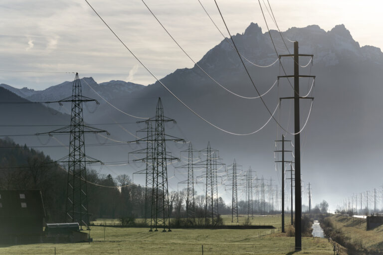 Hochspannungsleitungen leiten den Strom aus den Wasserkraftwerken der Alpen in das flachland, aufgenommen in der Linthebene am Freitag, 6. Januar 2023 bei Benken, St. Gallen. (KEYSTONE/Gaetan Bally)