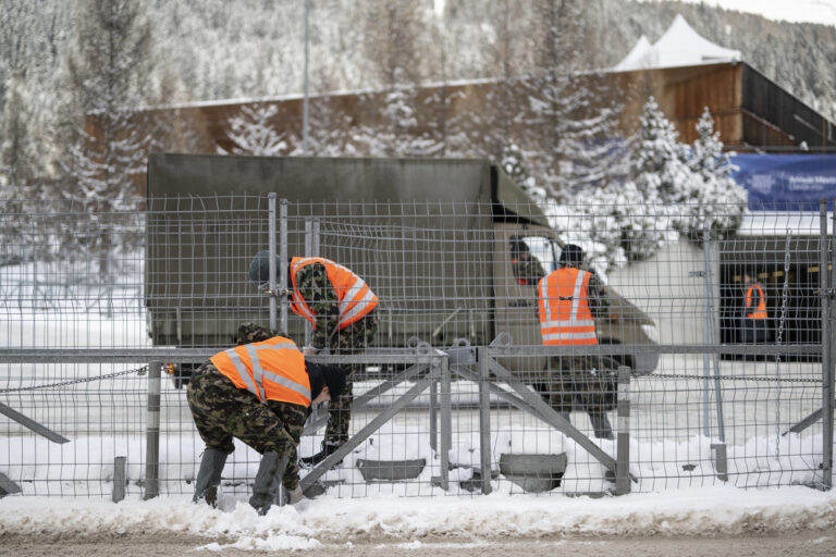 Soldaten schliessen einen Zaun vor dem Kongresszentrum, aufgenommen am Mittwoch, 11. Januar 2023, in Davos. Am 16. Januar beginnt hier das World Economic Forum WEF. (KEYSTONE/Gian Ehrenzeller)