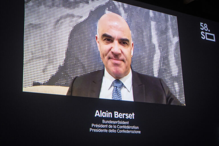 Bundespraesident Alain Berset meldet sich per Videobotschaft an der Eroeffnung der 58. Solothurner Filmtage, am Mittwoch, 18. Januar 2023, in Solothurn. (KEYSTONE/Marcel Bieri)