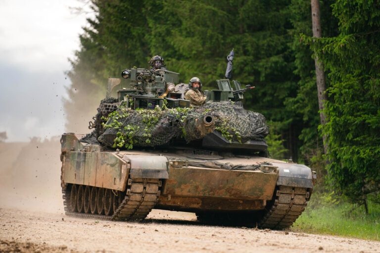 ARCHIV - 08.06.2022, Bayern, Hohenfels: Ein Panzer des Typs M1 Abrams der US Army fährt während einer multinationalen Übung auf dem Truppenübungsplatz Hohenfels über eine Straße. (zu dpa 