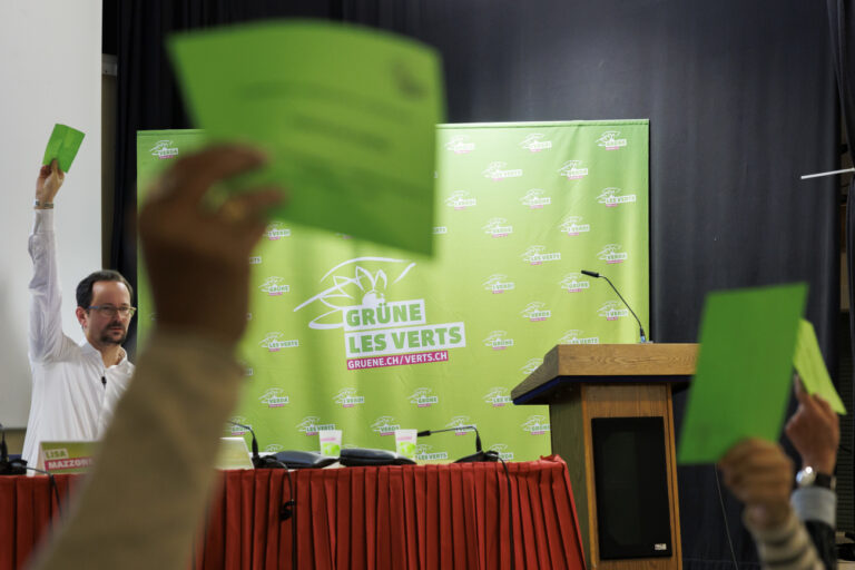 Balthasar Glaettli, gauche, president des VERT-E-S suisses, et les delegues Verts votent un mot d'ordre, lors de l'assemblee des delegues des Verts suisses, ce samedi 28 janvier 2023 a Geneve. (KEYSTONE/Salvatore Di Nolfi)