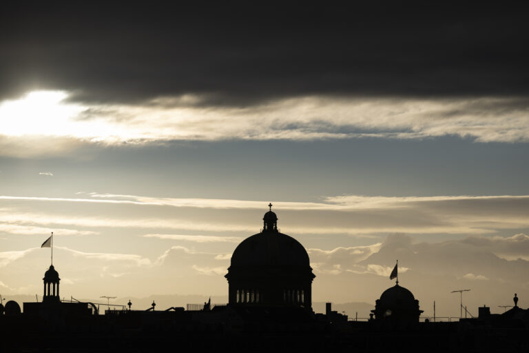 Die Kuppel des Bundeshauses unter einem dunklen Wolkenband, am Donnerstag, 2. Februar 2023. (KEYSTONE/Peter Klaunzer)