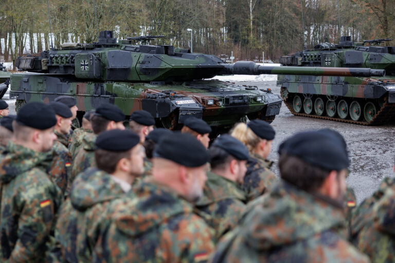 03.02.2023, Bayern, Pfreimd: Neue Panzer Leopard 2 A7V der Bundeswehr stehen während der feierlichen Übergabe für das Panzerbataillon 104 auf dem Kasernengelände. Das Panzerbataillon 104 wird in den kommenden Monaten nach und nach mit Kampfpanzern des Typs Leopard 2 A7V ausgestattet. Der Zusatz 2 A7V deutet auf die 7. Entwicklungsstufe des Leopard 2 hin und das 