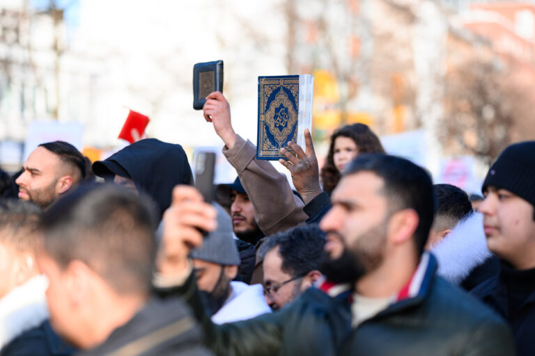 04.02.2023, Hamburg: Demonstrationsteilnehmer halten den Koran in die Höhe. Bei einer Kundgebung gegen eine Koranverbrennung in Schweden sind in Hamburg mehrere tausend Menschen auf die Straße gegangen. Die Demonstration war von Islamisten organisiert worden. Foto: Jonas Walzberg/dpa +++ dpa-Bildfunk +++ (KEYSTONE/DPA/Jonas Walzberg)