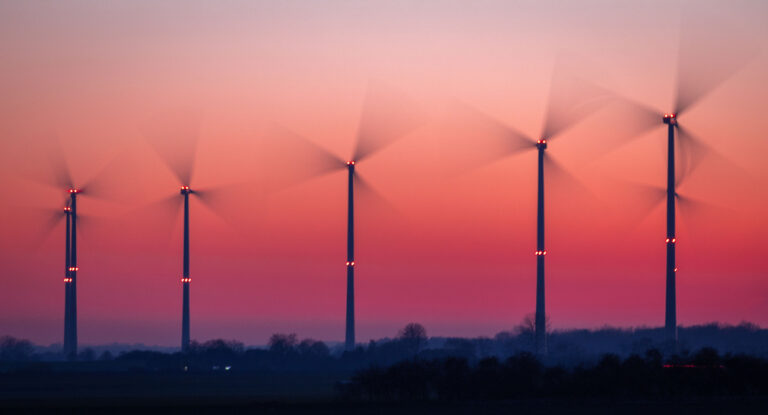 07.02.2023, Mecklenburg-Vorpommern, Bützow: Die Rotoren von Windkraftanlagen drehen sich nach Sonnenuntergang. (Aufnahme mit langer Belichtungszeit) Mit einheitlichen Regeln für die Ausweisung von geeigneten Flächen will die Landesregierung von Mecklenburg-Vorpommern den Windenergie-Ausbau ankurbeln. Foto: Jens Büttner/dpa +++ dpa-Bildfunk +++ (KEYSTONE/DPA/Jens Büttner)