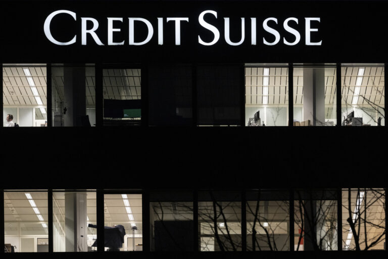 Das Logo der Bank Credit Suisse im Betriebsgebaeude Uetlihof leuchtet am Mittwoch, 8. Februar 2023 in Zuerich. (KEYSTONE/Ennio Leanza)
