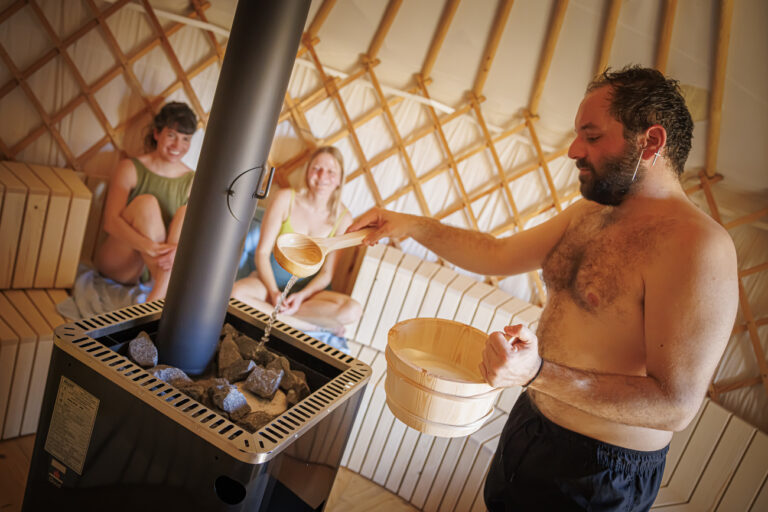 Des personnes profitent de tester un sauna et la baignade en eau froide faisant partie des bains ephemeres hivernaux amenages par l'assocaiation 