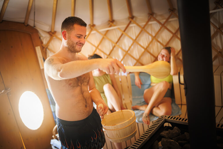 Des personnes profitent de tester un sauna et la baignade en eau froide faisant partie des bains ephemeres hivernaux amenages par l'assocaiation 