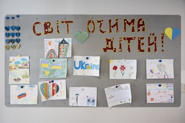 Des dessins d'enfants photographie lors d'une visite de presse dans l'ecole de Missions de Saint-Gingolph ce jeudi, 16 fevrier 2023. L'ecole de Missions de Saint-Gingolph accueille depuis le 31 mai 2022 une soixantaine d'orphelins ukrainiens de l'orphelinat 