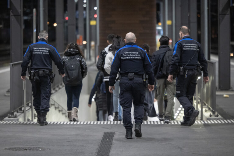 Grenzwaechter nehmen Asylsuchende in Empfang am Bahnhof Chiasso, am Donnerstag, 2. Februar 2023. (KEYSTONE/Ti-Press/Massimo Piccoli)