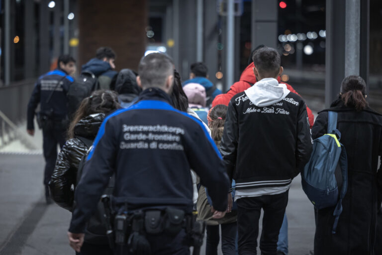 Grenzwaechter nehmen Asylsuchende in Empfang am Bahnhof Chiasso, am Donnerstag, 2. Februar 2023. (KEYSTONE/Ti-Press/Massimo Piccoli)
