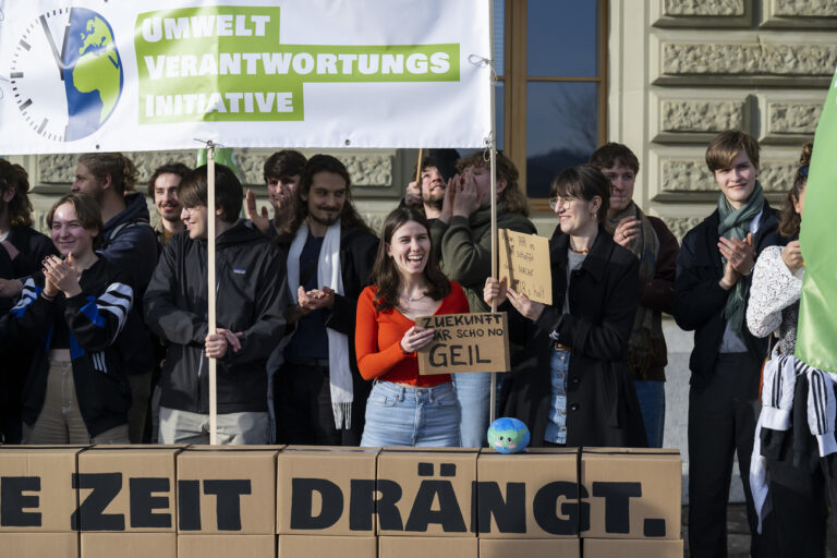 Personen der Jungen Gruene Schweiz reichen die Umweltverantwortungsinitiative ein, am Dienstag, 21. Februar 2023, in Bern. Diese Initiative fordert, die planetaren Grenzen als Rahmen unserer Wirtschaft in die Verfassung zu schreiben. (KEYSTONE/Peter Schneider)