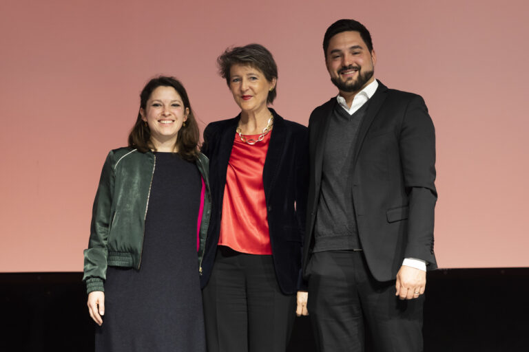 Mattea Meyer, Co-Parteipraesidentin SP, Alt-Bundesraetin Simonetta Sommaruga und Cedric Wermuth, Co-Parteipraesident, posieren beim Parteitag der SP, am Samstag, 25. Februar 2023, in Fribourg. (KEYSTONE/Peter Klaunzer)