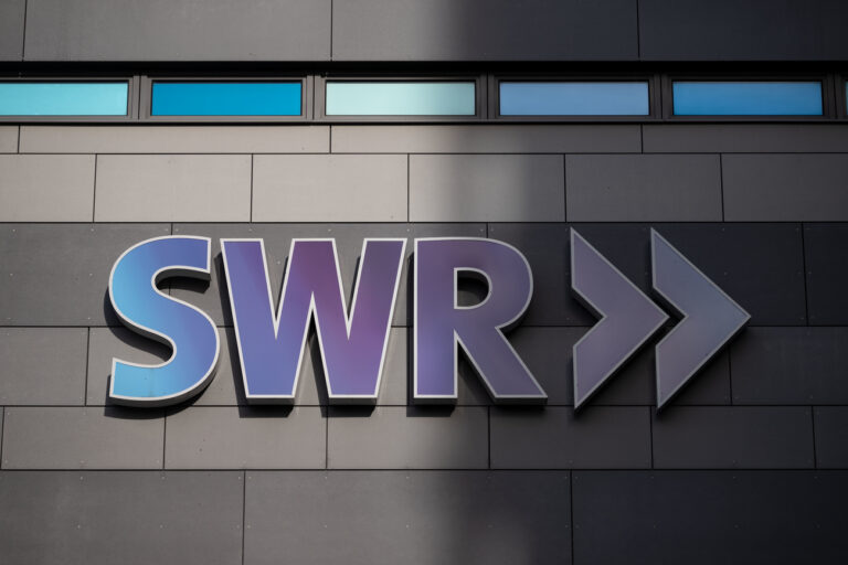 ARCHIV - 10.10.2022, Baden-Württemberg, Stuttgart: Das Logo des Südwestrundfunks (SWR) ist an der Fassade des Funkhauses in der Innenstadt zu sehen. (zu dpa: «Reform: Zwei SWR4-Radiosender sollen zeitweise ein Programm haben») Foto: Marijan Murat/dpa +++ dpa-Bildfunk +++ (KEYSTONE/DPA/Marijan Murat)